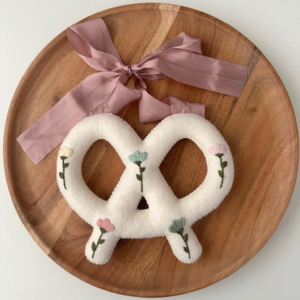 Felt Pretzel Ornament (Mauve)